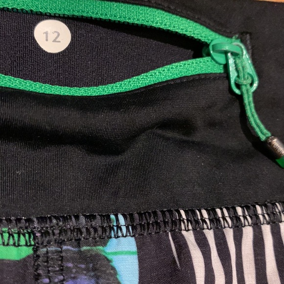 🌟HostPick🌟Colourful Circles Lululemon Seawheeze Speed shorts 2.5 in - size 12 - Picture 10 of 16